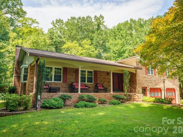 4 Hunters Lane, Hendersonville, NC 28791
