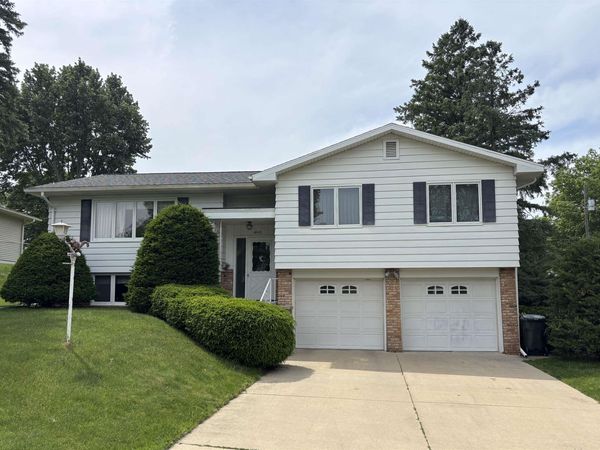 2620 Crestline Avenue, Waterloo, IA 50702