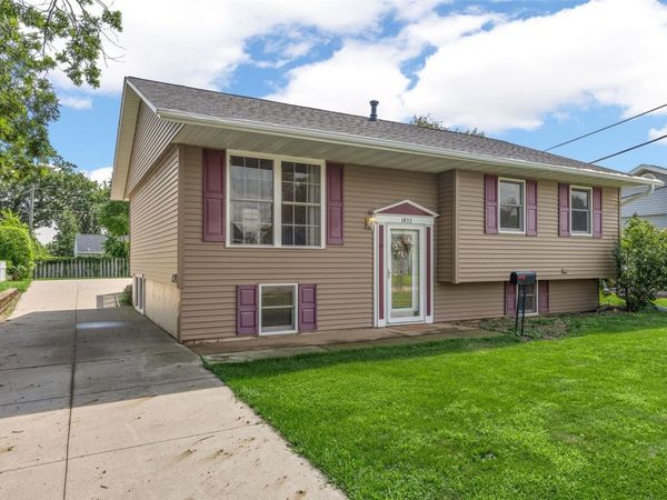 1433 Pawnee Drive NW, Cedar Rapids, IA 52405