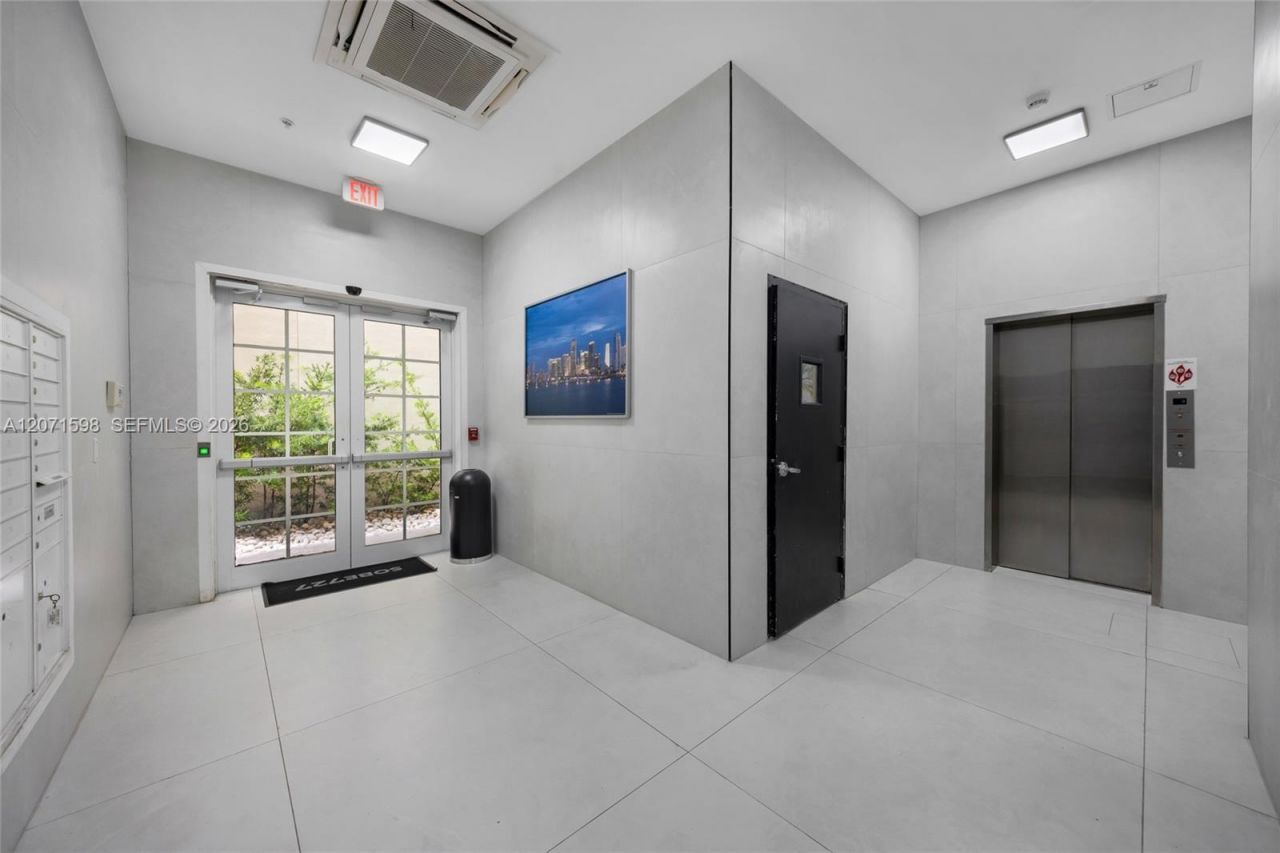 727 Collins Ave , Miami Beach, FL 33139 Photo