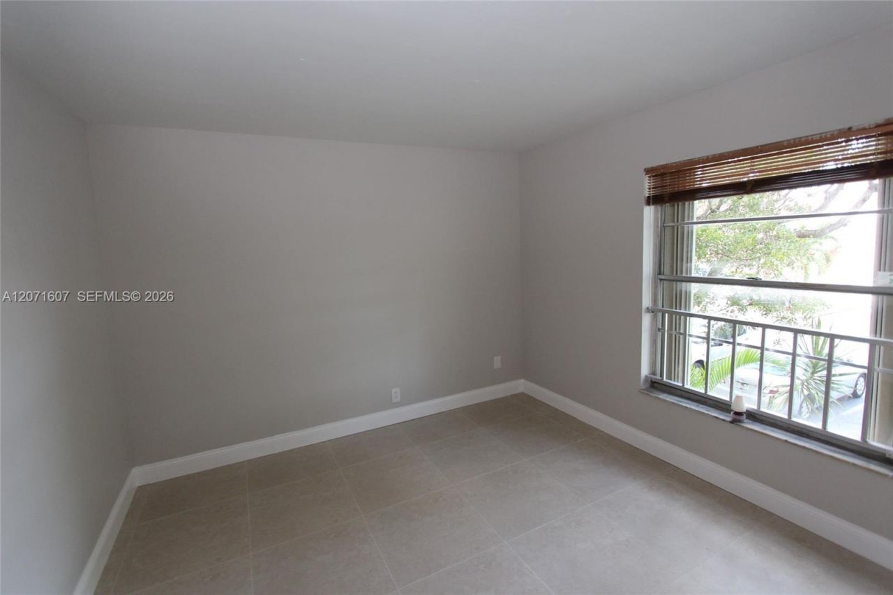 8005 Lake Dr, Unit 212, Doral, FL 33166 Photo