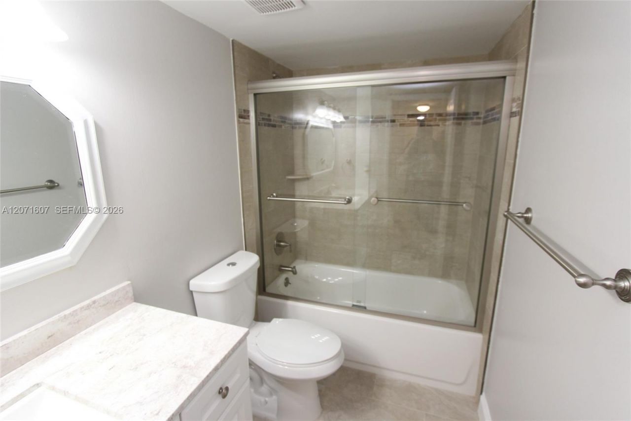 8005 Lake Dr, Unit 212, Doral, FL 33166 Photo