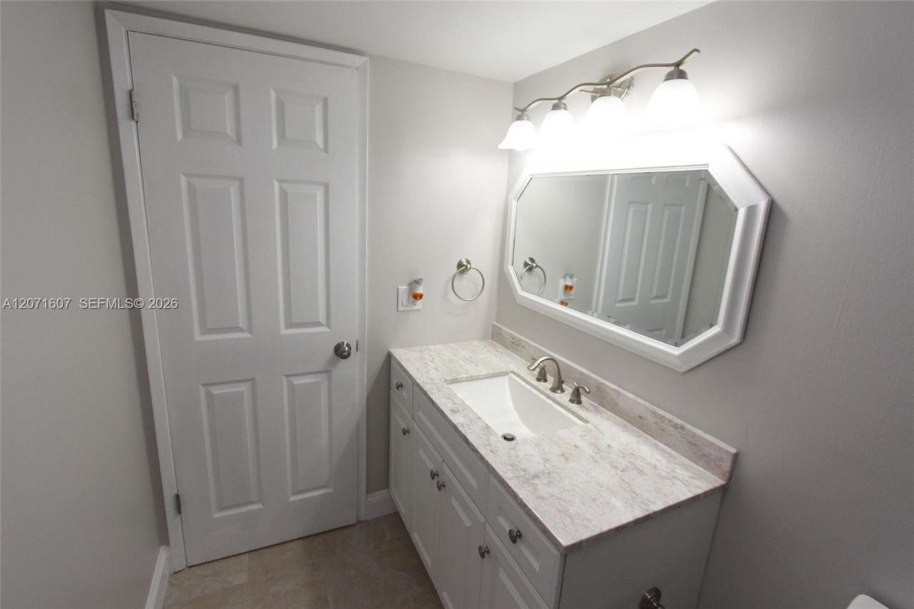 8005 Lake Dr, Unit 212, Doral, FL 33166 Photo