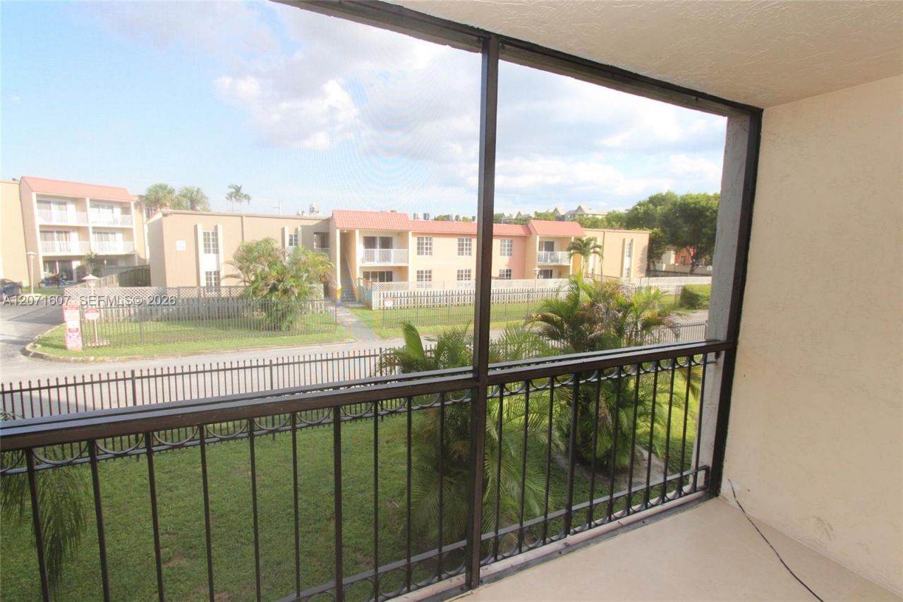 8005 Lake Dr, Unit 212, Doral, FL 33166 Photo