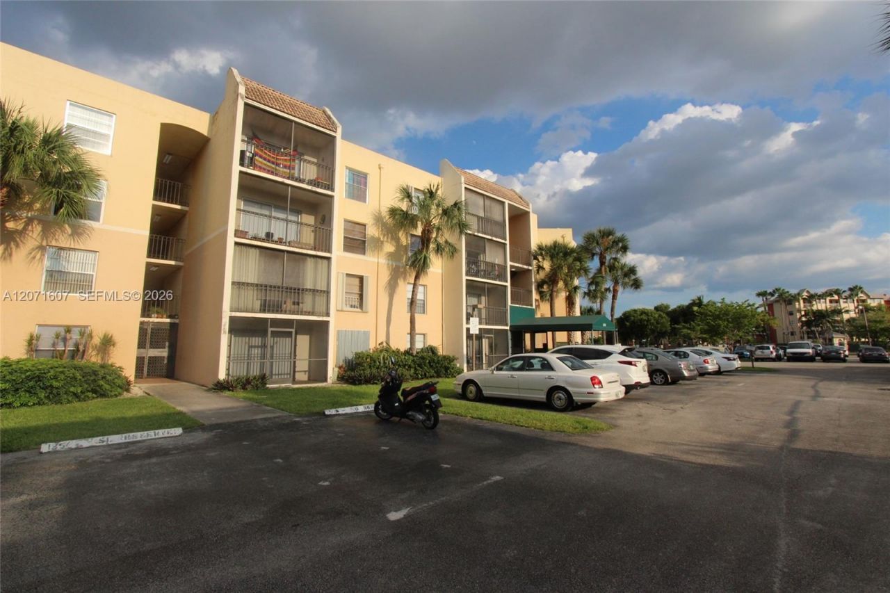 8005 Lake Dr, Unit 212, Doral, FL 33166 Photo