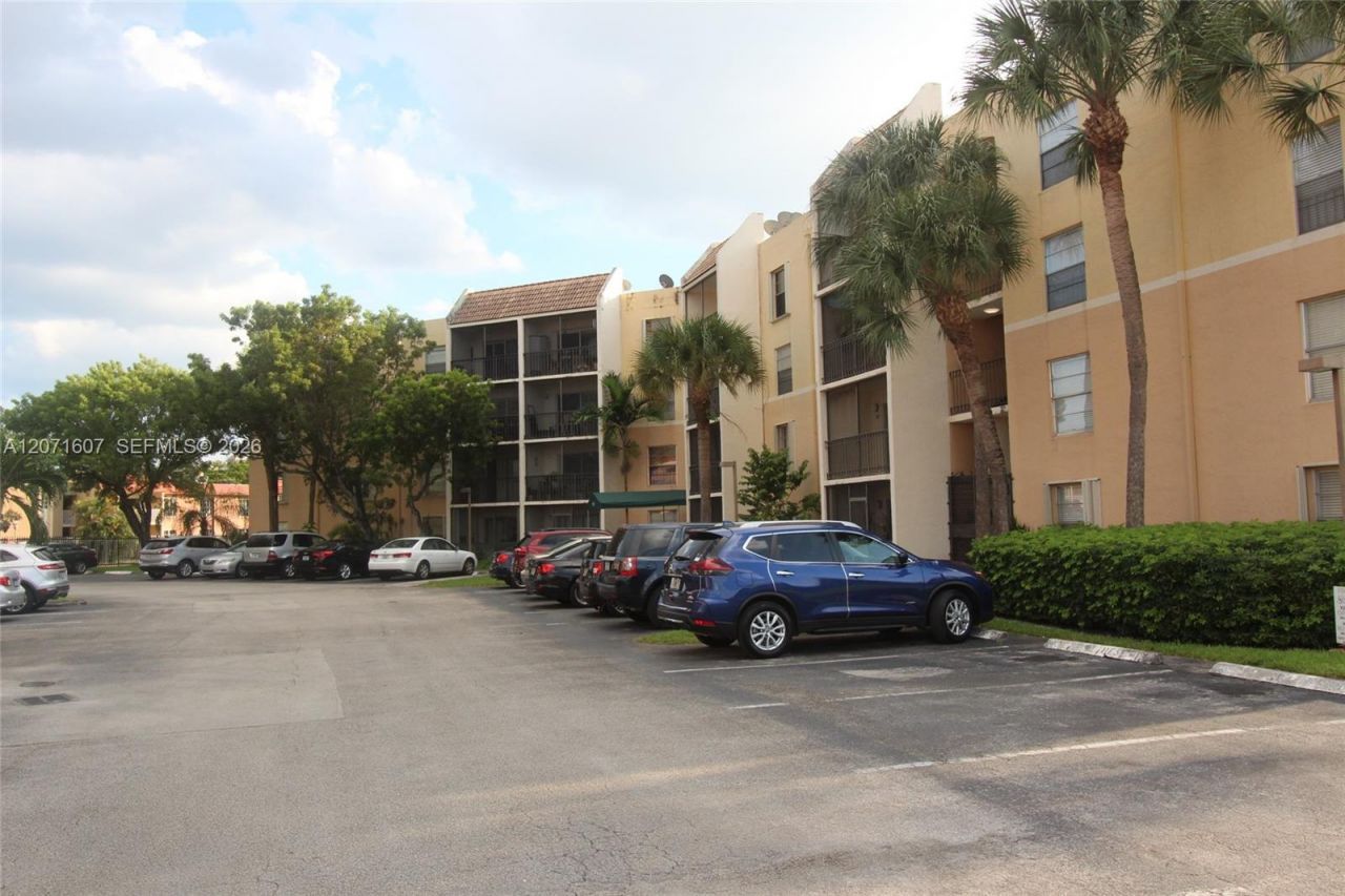 8005 Lake Dr, Unit 212, Doral, FL 33166 Photo