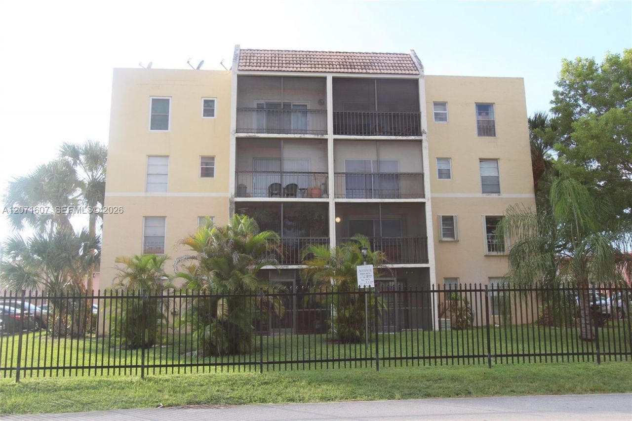 8005 Lake Dr, Unit 212, Doral, FL 33166 Photo