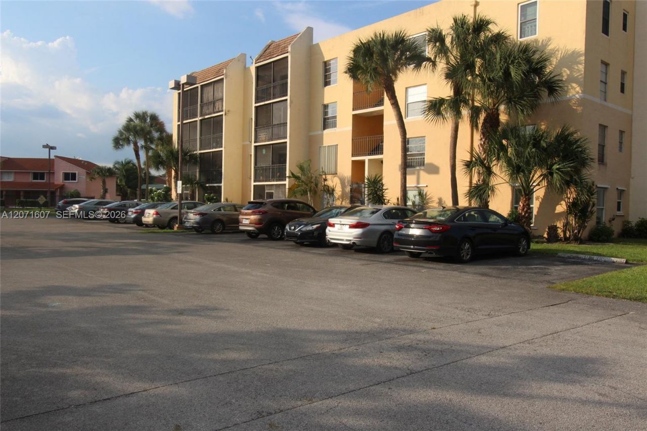 8005 Lake Dr, Unit 212, Doral, FL 33166 Photo