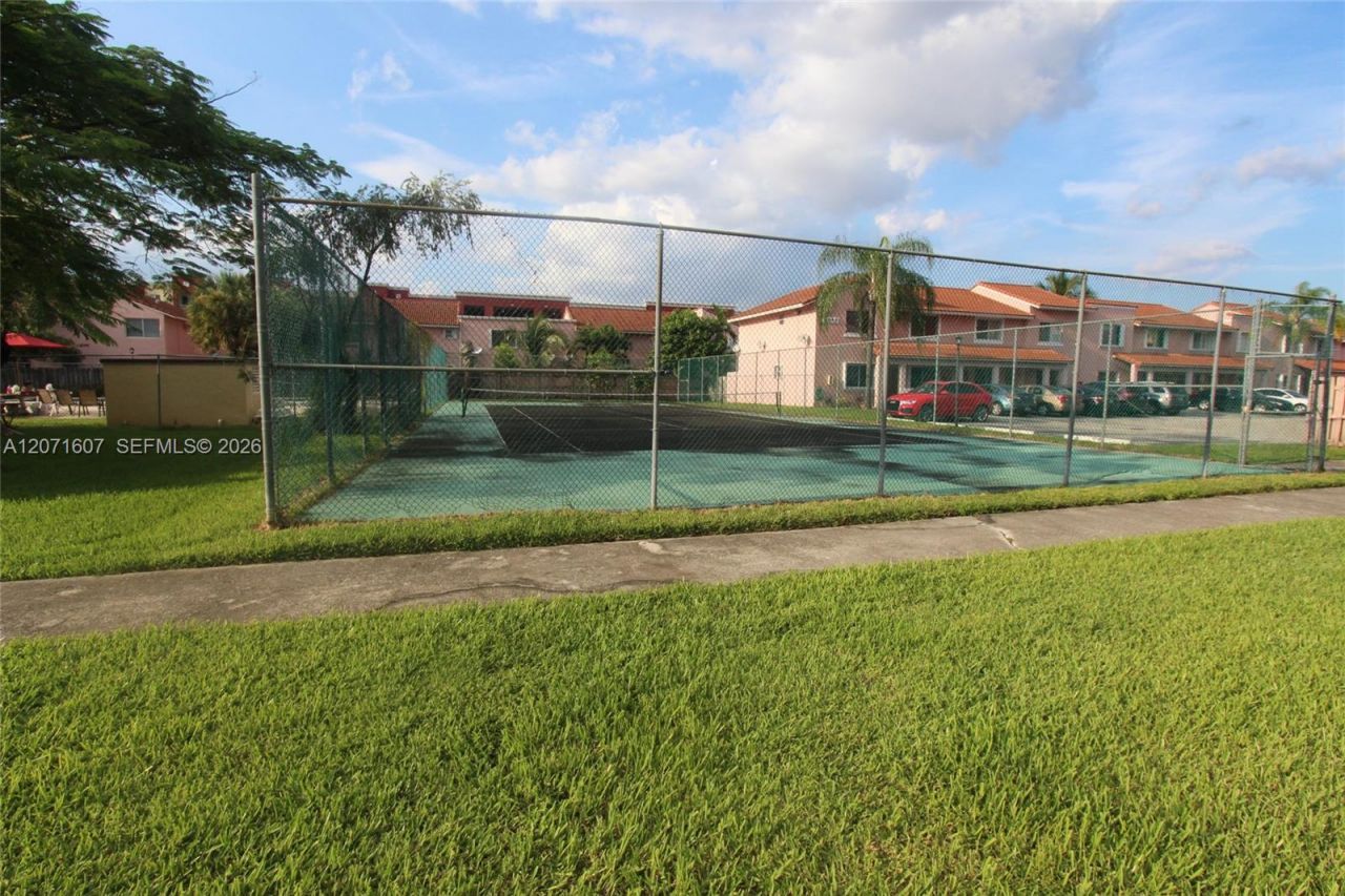 8005 Lake Dr, Unit 212, Doral, FL 33166 Photo