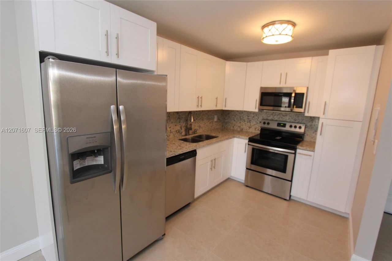 8005 Lake Dr, Unit 212, Doral, FL 33166 Photo
