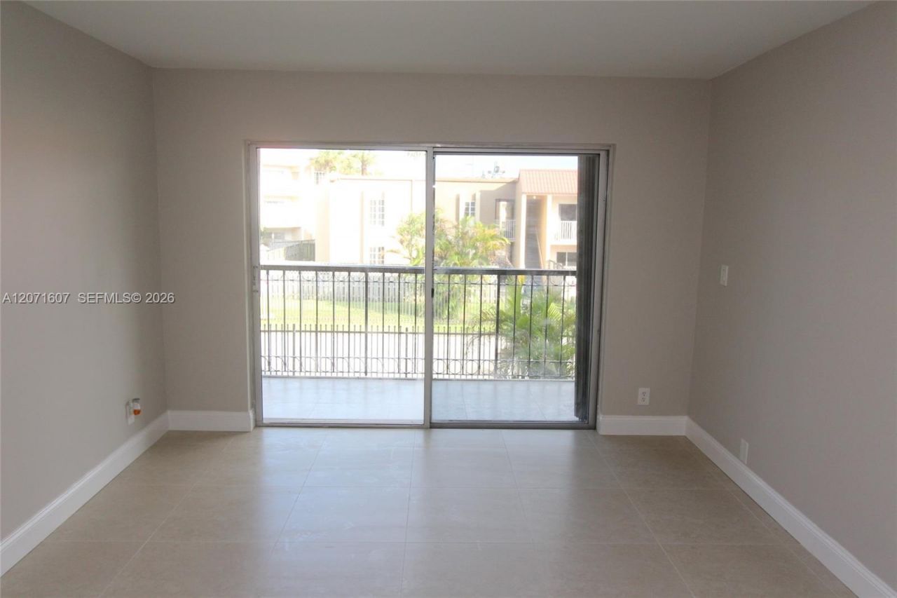 8005 Lake Dr, Unit 212, Doral, FL 33166 Photo