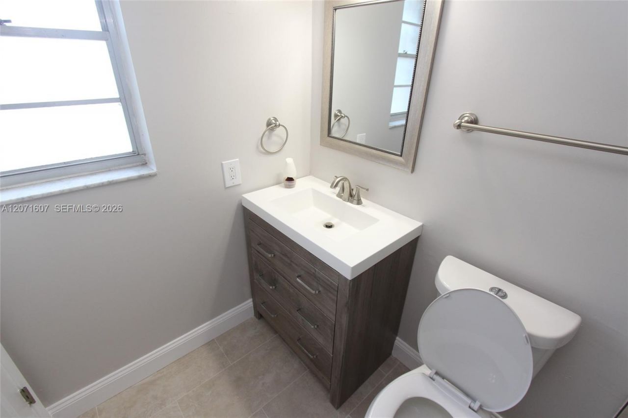 8005 Lake Dr, Unit 212, Doral, FL 33166 Photo