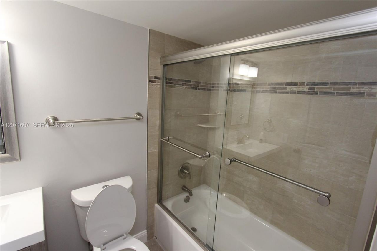 8005 Lake Dr, Unit 212, Doral, FL 33166 Photo