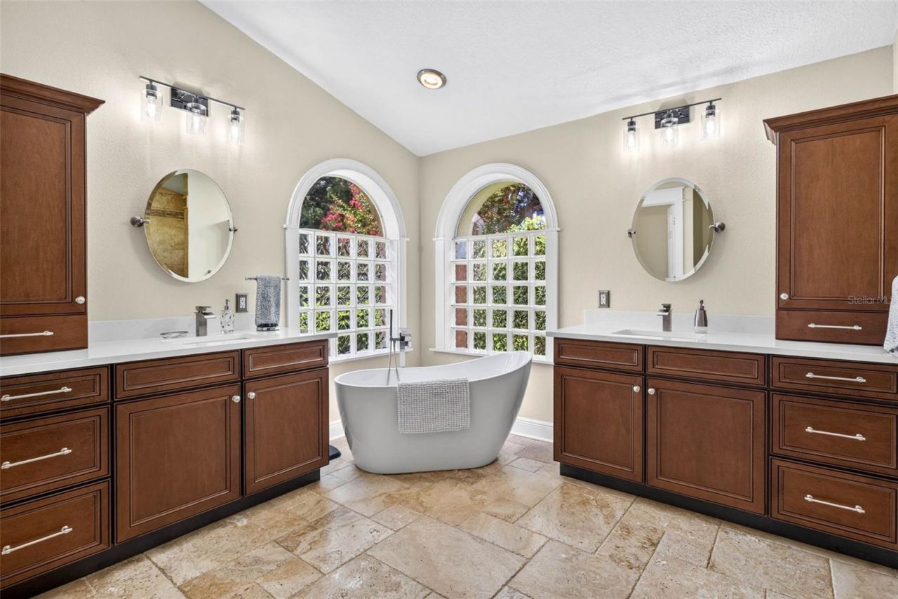 3918 S Nine Drive , Valrico, FL 33596 Photo