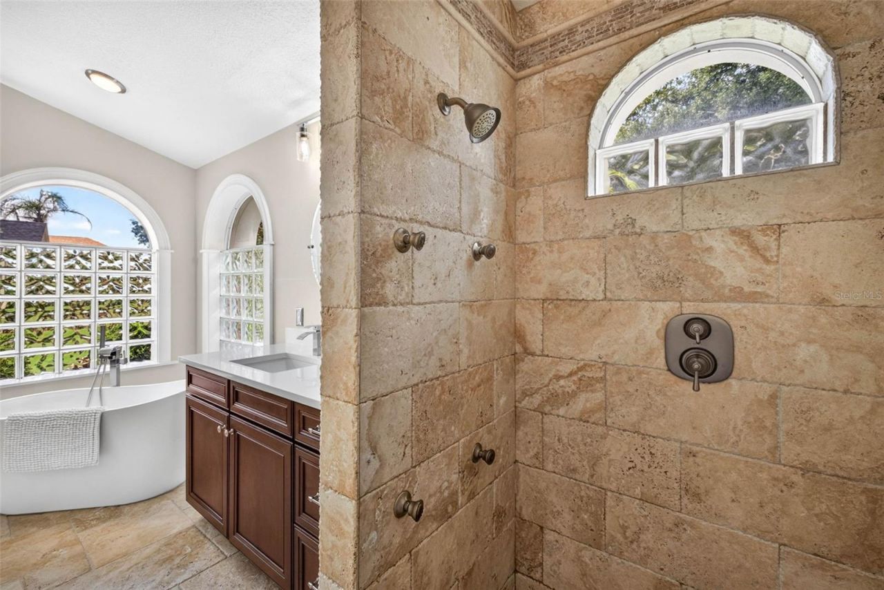 3918 S Nine Drive , Valrico, FL 33596 Photo