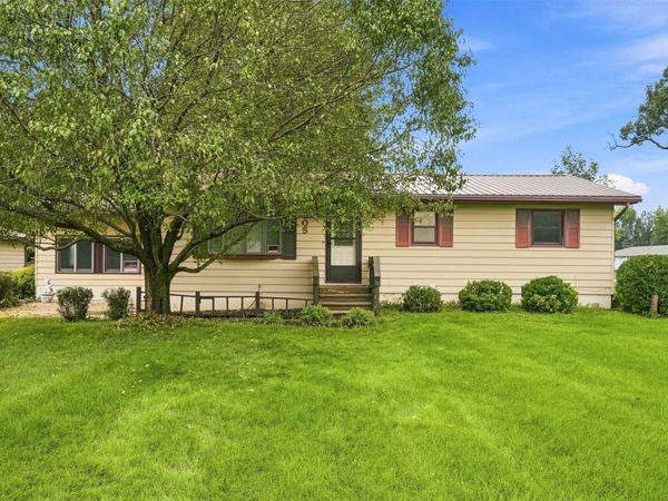505 S Troy Road , Robins, IA 52328