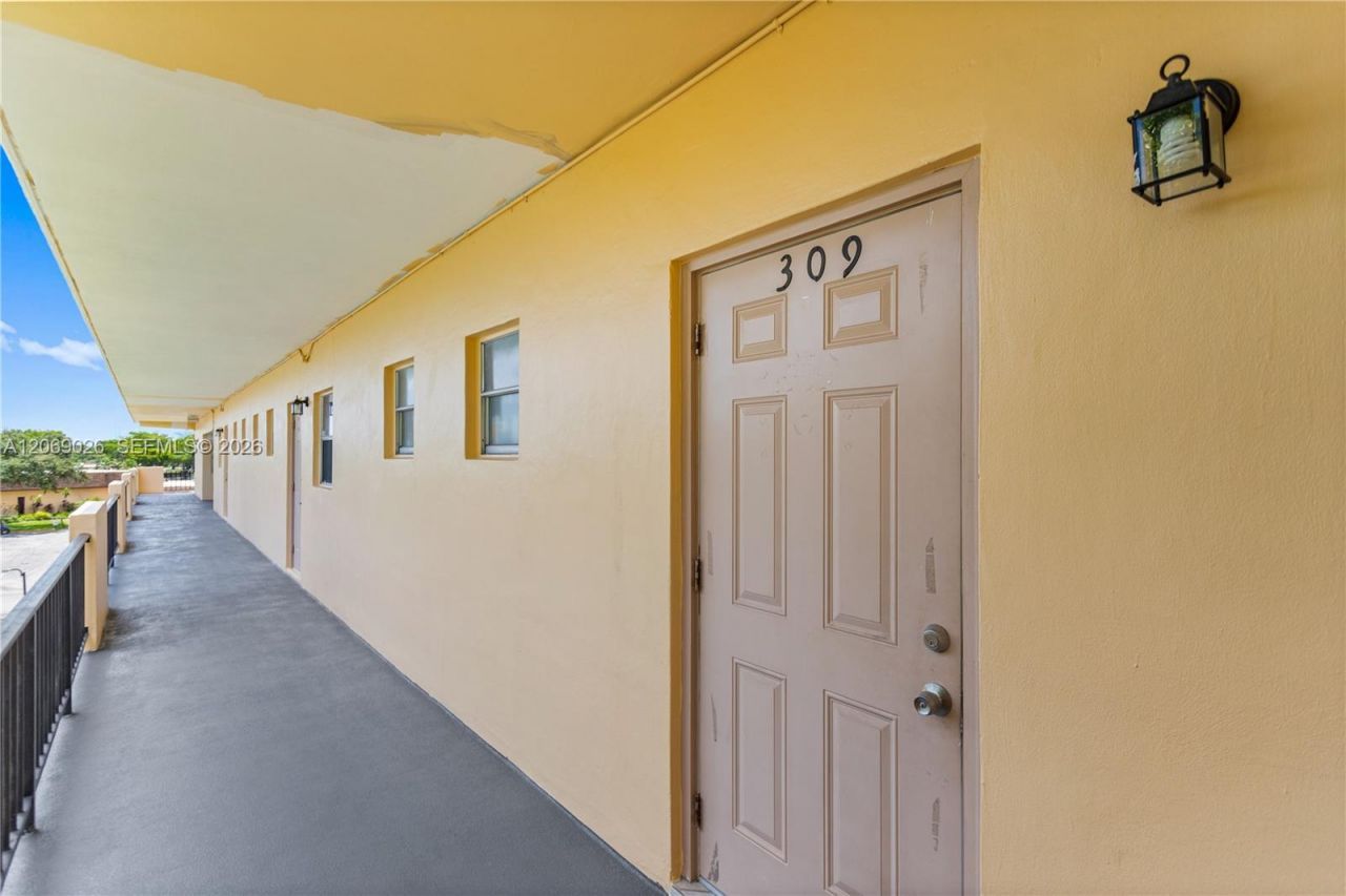 201 Berkley Rd , Unit 309, Hollywood, FL 33024 Photo