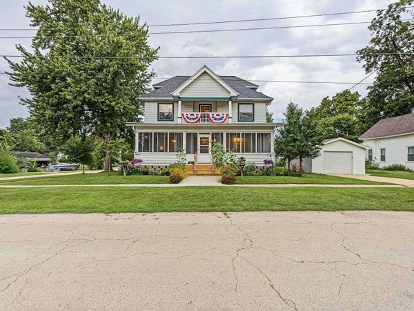 807 E 3rd Avenue, Brodhead, WI 53520