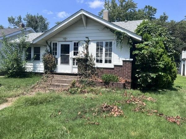 808 W College Street , Carbondale, IL 62901