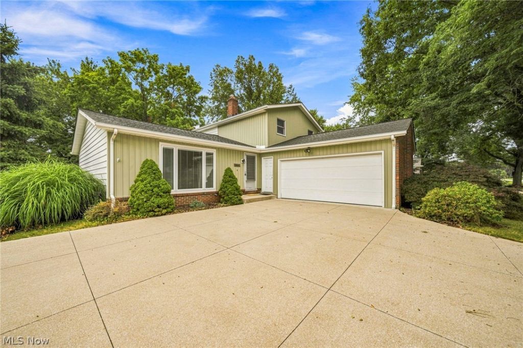 8631 Oxford Drive, Strongsville, OH 44149 Main Photo