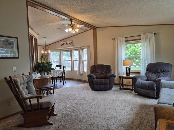 512 Harbor Heights DRIVE, Waterford, WI 53185