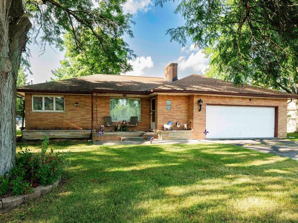 951 E Square Lake, Troy, MI 48085