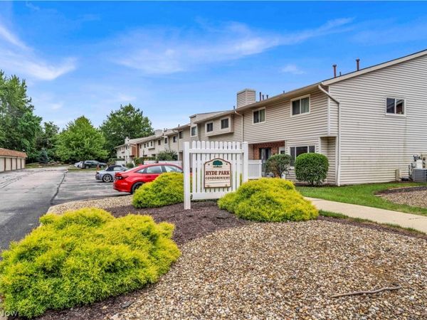 4300 Hyde Park Court, Unit 7, North Olmsted, OH 44070