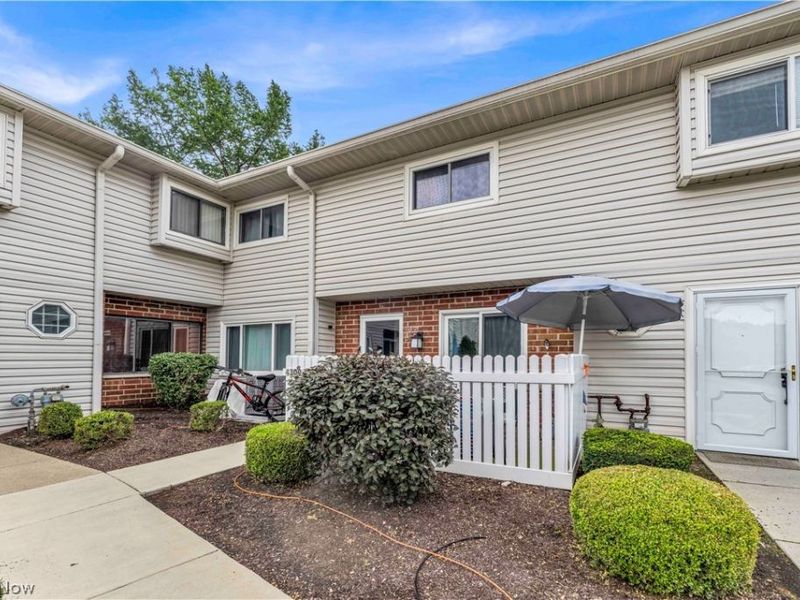 4300 Hyde Park Court, Unit 7, North Olmsted, OH 44070 Photo 2