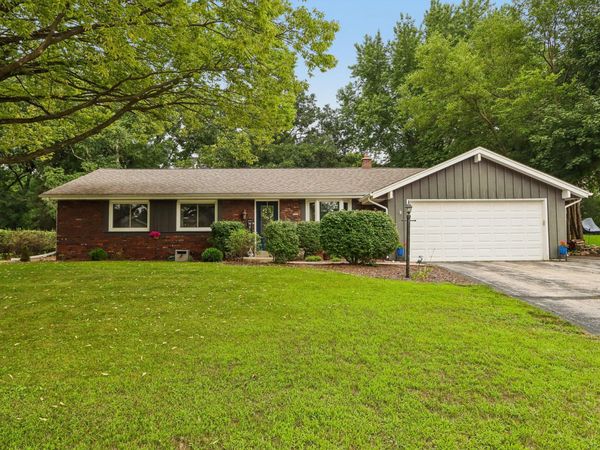 424 Hartwood Ln, Hartland, WI 53029