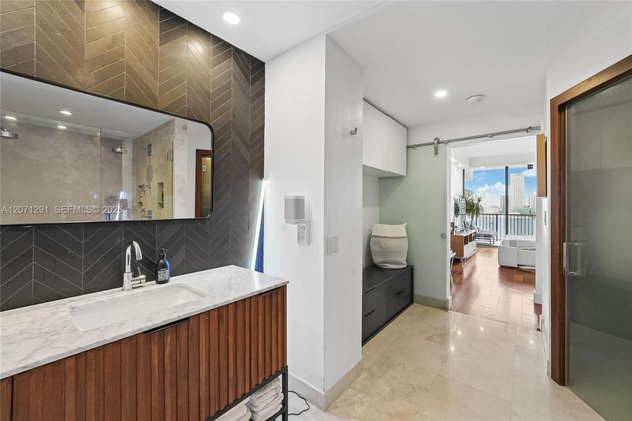 1000 Venetian Way, Unit 1108, Miami, FL 33139 Photo