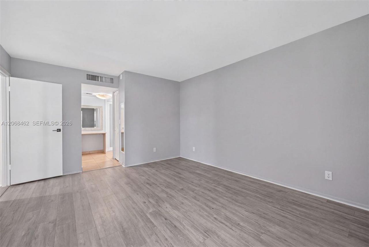 3301 N Country Club Dr, Unit 110, Aventura, FL 33180 Photo
