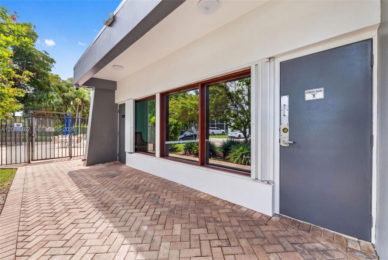 3301 N Country Club Dr, Unit 110, Aventura, FL 33180 Photo