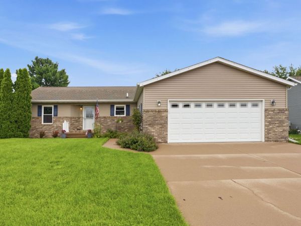 430 Michelle Lane , Walcott, IA 52773