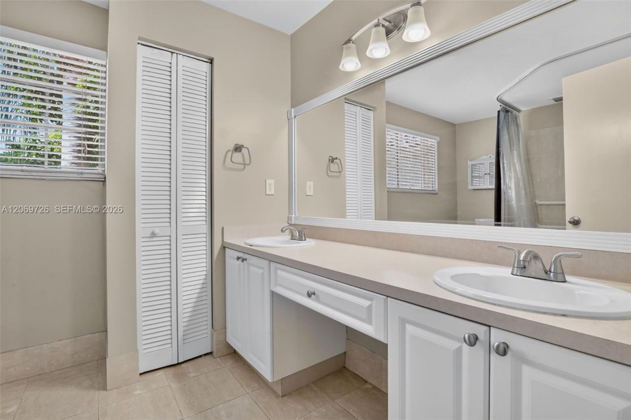 2638 Oak Park Cir , Davie, FL 33328 Photo