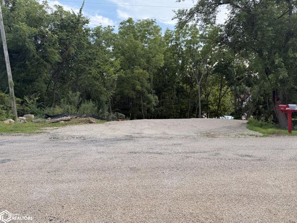 1300 Holiday Lane, Brooklyn, IA 52211