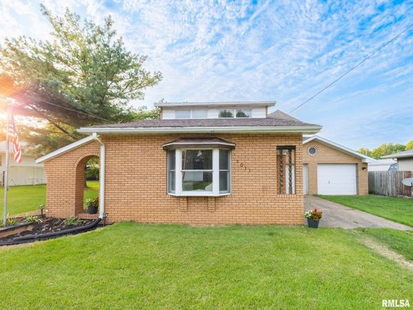 2011 E LONGSHORE Place, Peoria Heights, IL 61616