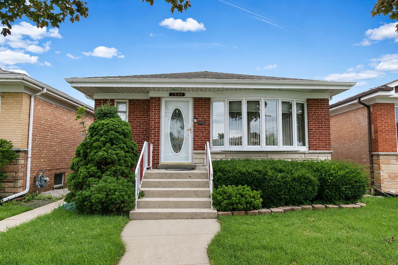 7539 W Strong Street, Harwood Heights, IL 60706 Main Photo