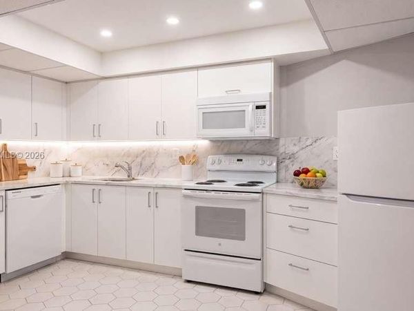 1000 Parkview Dr, Unit 511, Hallandale Beach, FL 33009