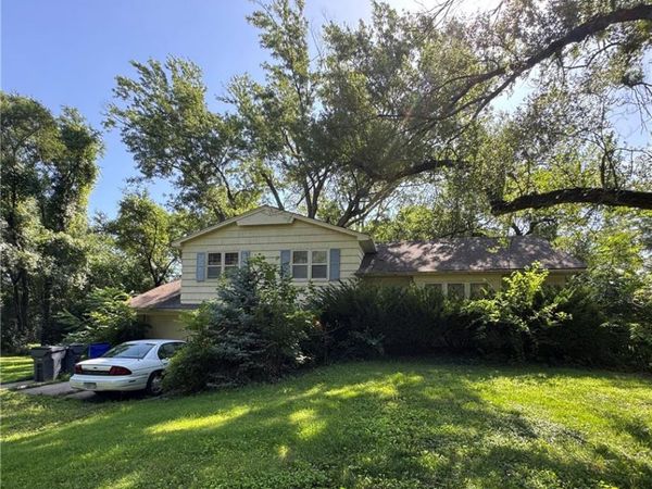 1212 N Leeview Drive, Olathe, KS 66061