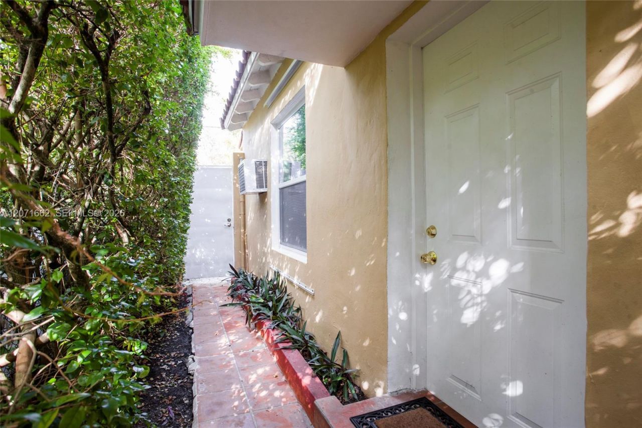 4720 Pine Tree Dr , Unit 1, Miami Beach, FL 33140 Photo