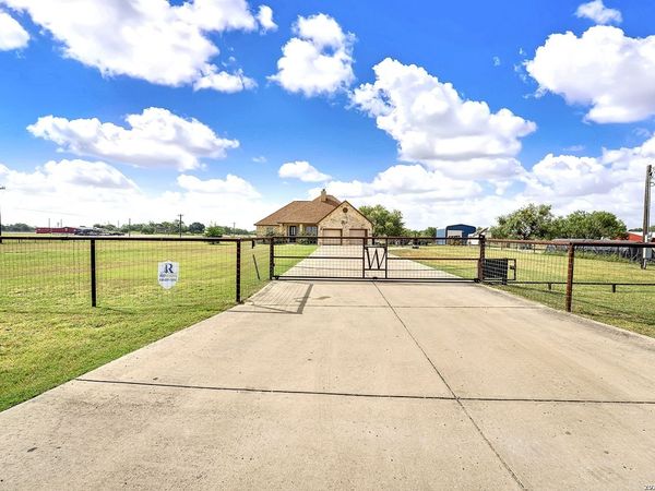 101 Hickory Run, La Vernia, TX 78121