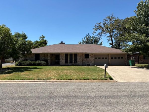 2104 N Woodland Street, Stephenville, TX 76401