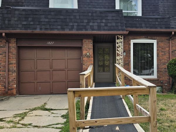 1827 Willowbrook Circle, Flint, MI 48507