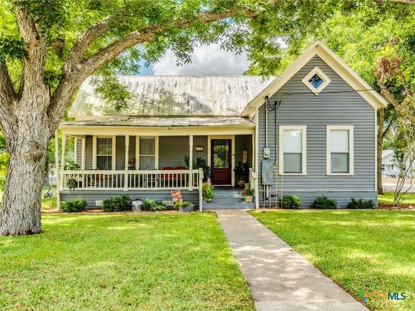 1122 N Avenue H , Shiner, TX 77984