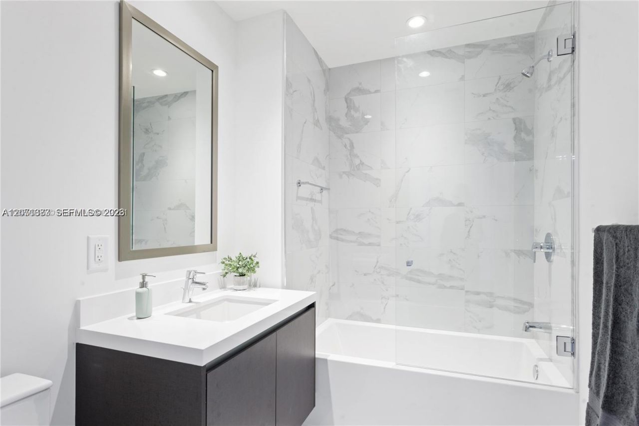 851 NE 1st Ave , Unit 4106, Miami, FL 33132 Photo