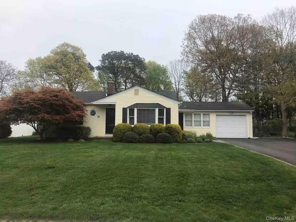 25 Huckleberry Lane , Hampton Bays, NY 11946