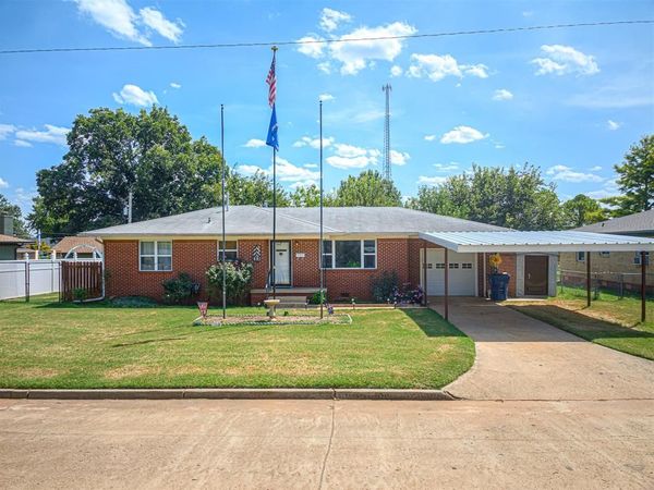 925 W Creek Street, Lindsay, OK 73052