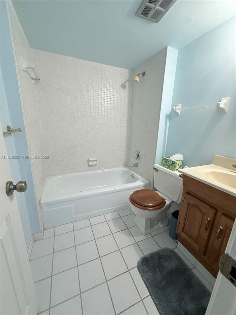 114 Royal Park Dr , Unit 3H, Oakland Park, FL 33309 Photo