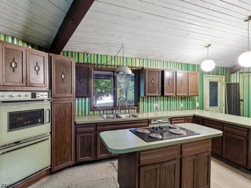 9555 Olde Eight Rd, Northfield, OH 44067 Photo 2