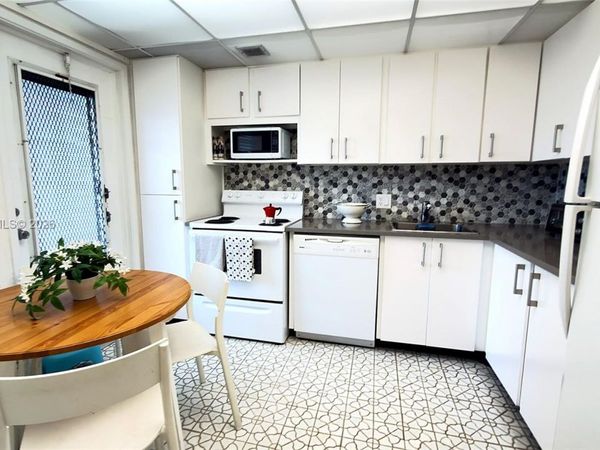 2950 N Palm Aire Dr , Unit 605, Pompano Beach, FL 33069